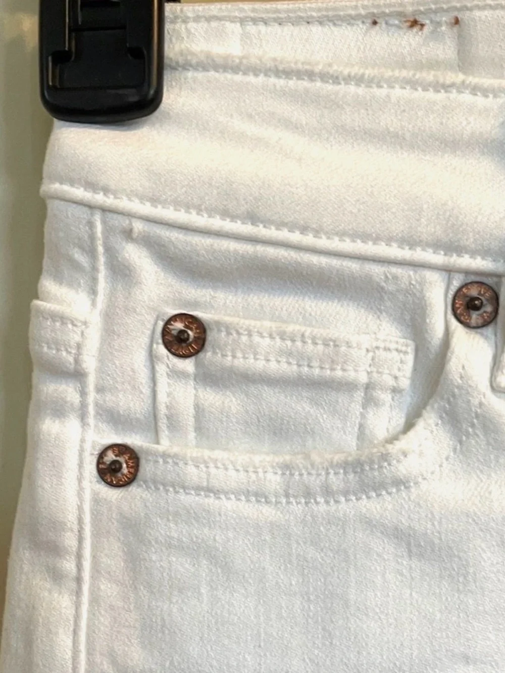 American Eagle White Denim Mom Shorts Size 000 High Rise Stretch Frayed Hem